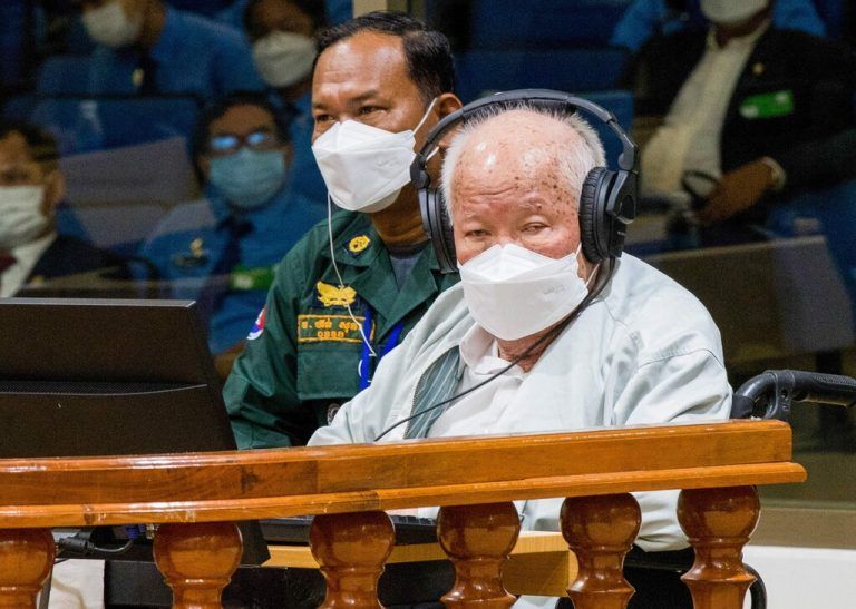 Der ehemalige Staatschef der Roten Khmer, Khieu Samphan sitzt im Gerichtssaal in Phnom Penh, Kambodscha. Das von der UN unterstützte Kriegsverbrechertribunal verkündete sein endgültiges Urteil und bestätigte die Verurteilung wegen Völkermordes und die lebenslange Haftstrafe. AFP