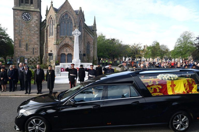 Der Leichenwagen mit dem Sarg der gestorbenen Königin Elizabeth II. hat am Sonntag Schloss Balmoral in Richtung des Holyrood House in Edinburgh verlassen.