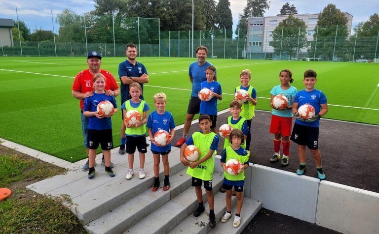 Der Nachwuchs freut sich auf den neuen Kunstrasenplatz. Im Bild die U10 mit den Trainern Daniel Reichart und Thomas Ernst sowie Nachwuchsleiter Christian Ill.