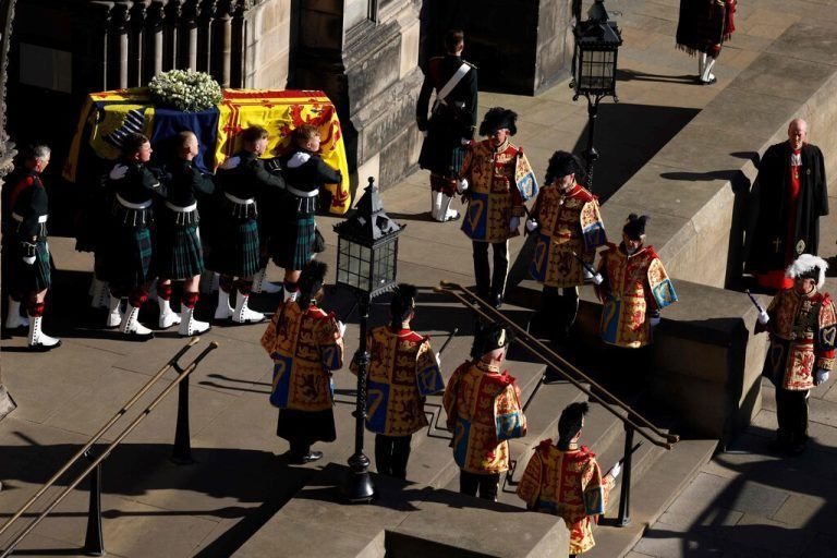 Der Sarg von Königin Elizabeth II. wurde gestern Nachmittag aus der St. Giles‘ Cathedral in Edinburgh getragen und danach zum Flughafen gefahren. ap