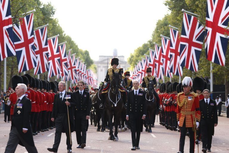 Der Sarg wurde in einer feierlichen Prozession vom Buckingham-Palast zur Westminster Hall überführt. AP