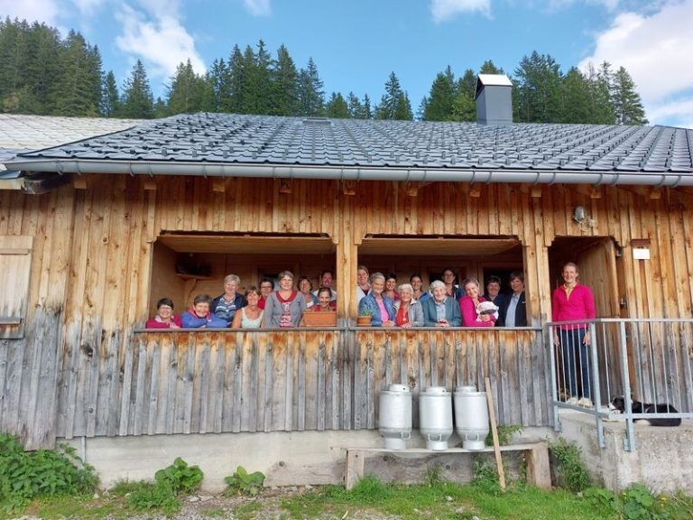 Die Auer Bäuerinnen auf der Neuhornbachalpe.Auer BÄuerinnen