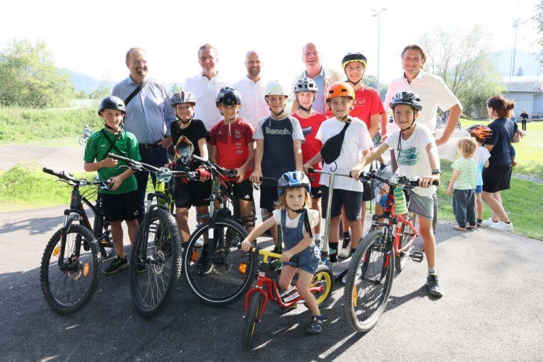 Die Bürgermeister der Region amKumma mit LR Marco Tittler und einigen Pumptrack-Nutzern.