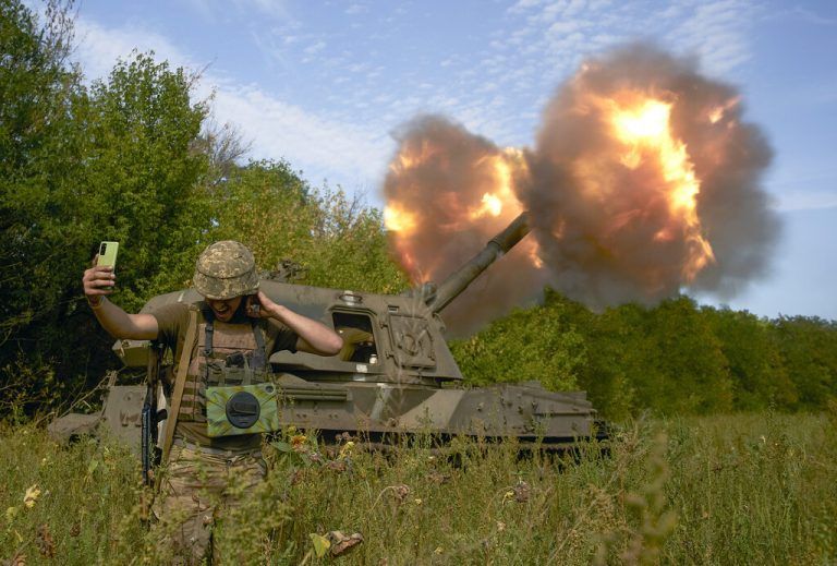 Die Dokumentation des Krieges in Echtzeit: Ein ukrainischer Soldat an der Front im Donbass macht eine Aufnahme. AP/LiBerov