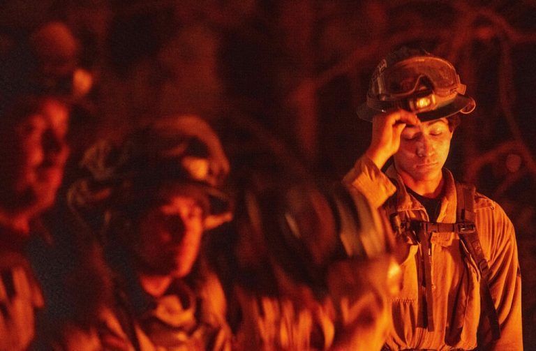 Die Feuerwehrleute kämpfen bis zur Erschöpfung gegen die Flammen. AFP