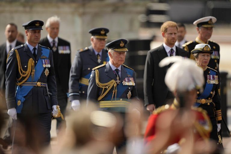 Die Kinder der Queen, König Charles III., Prinzessin Anne, Prinz Andrew und Prinz Edward sowie Charles‘ Söhne William und Harry gingen hinter dem Sarg. AP