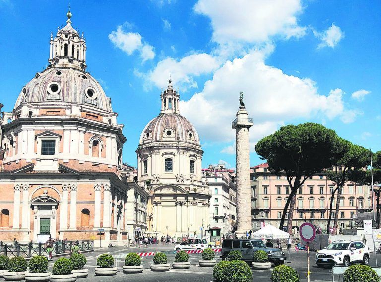 Die Kirche Santa Maria di Loreto steht neben der Trajanssäule.