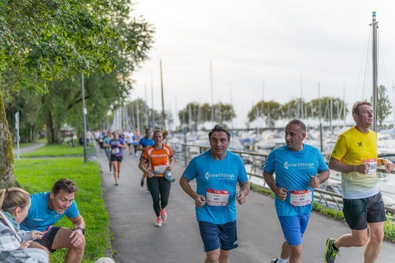 Die Läufer (im Vordergrund: Team Erne Fittings, Raiba) auf der abwechslungsreichen Business Run-Strecke entlang des Bodenseeufers.