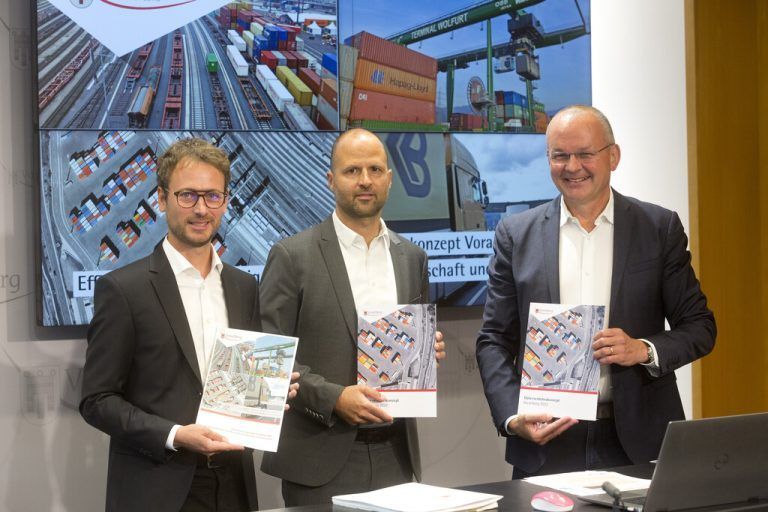 Die Landesräte Marco Tittler und Daniel Zadra mit Projektleiter Martin Ruesch. vlk