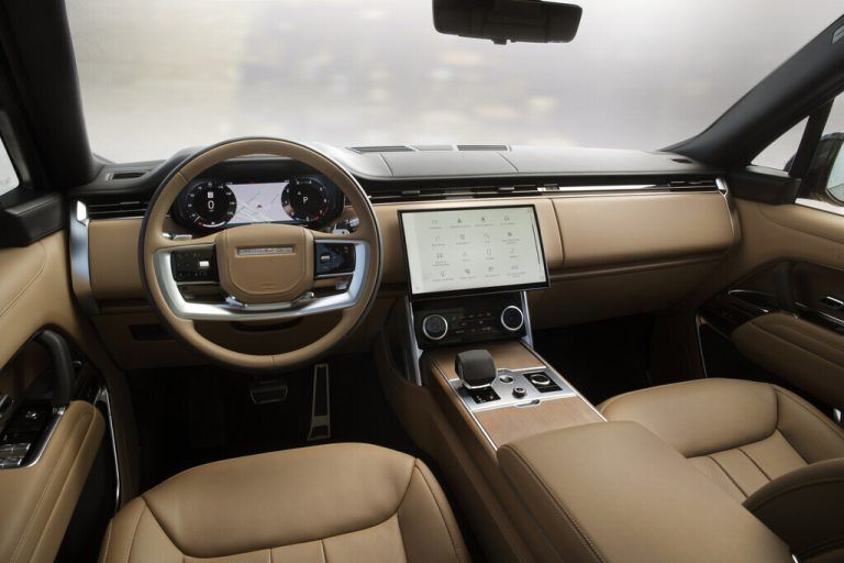 Die reduzierte Einrichtung des Cockpits korrespondiert mit dem Exterieur. Digitales trifft auf analoge Details.