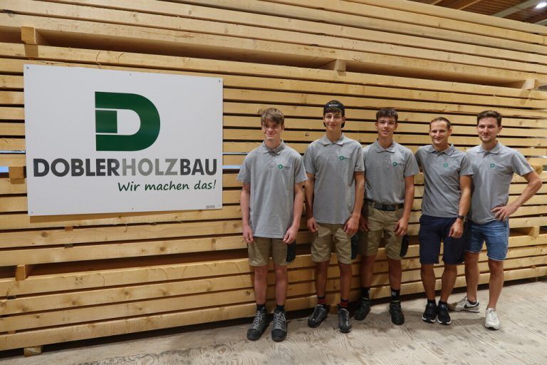 Dobler Holzbau In Röthis starteten drei neue Lehrlinge ihre Ausbildung  als Zimmerer. Durch die Lehrzeit werden sie von Benedikt Corn und Robert Kathan begleitet. dobler