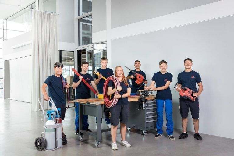 Dorfinstallateur Sieben neue Lehrlinge haben ihre Ausbildung in Götzis begonnen. Auch heuer beginnt wieder ein Mädchen eine handwerkliche Lehre beim Installationsbetrieb. Insgesamt bildet der Dorfinstallateur derzeit 32 Lehrlinge aus. Am neuen zusätzlichen Standort in der Götzner Lastenstraße finden die Lehrlinge in Zukunft mehr Raum für Aus- und Weiterbildung. Dorfinstallateur/Weissengruber