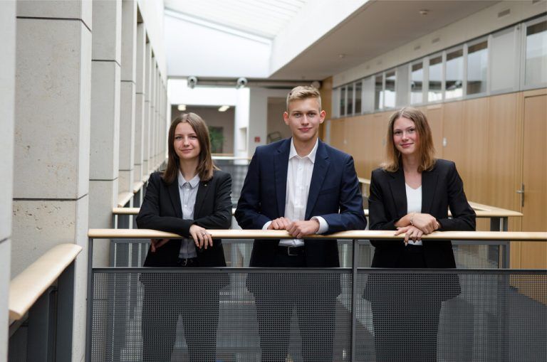 Dornbirner Sparkasse Sebastian Gabriel, Emma Giselbrecht und Tamara Simma verstärken als Lehrlinge die Regionalbank. In den folgenden drei Ausbildungsjahren werden sie zu Bankkaufleuten ausgebildet. spk
