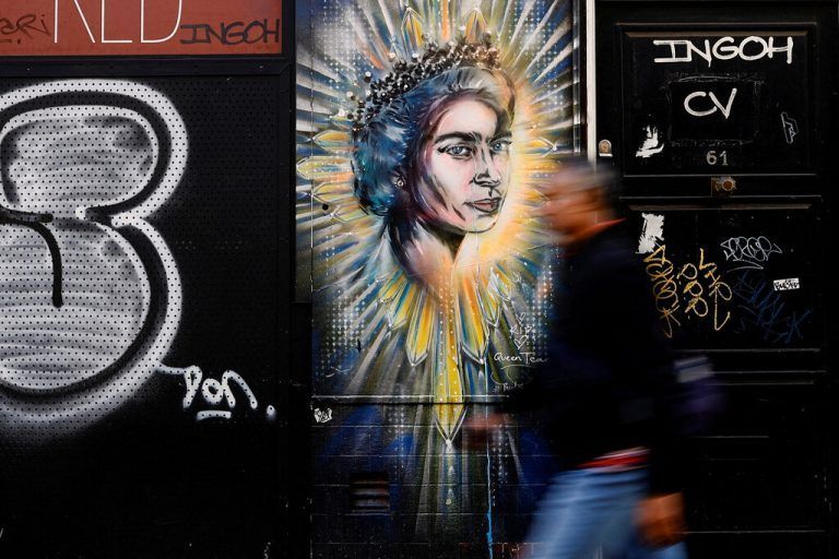 Ein Bildnis auf einer Wand in der britischen Hauptstadt London erinnert an die verstorbene Königin Elizabeth II. Reuters