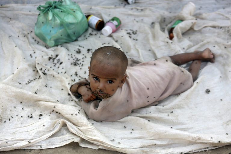 Ein Bub liegt in einem Zeltlager für Flutopfer in Pakistan. 3,3 Millionen Menschen sind nach Überschwemmungen obdachlos. AP