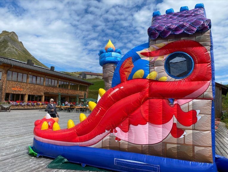 Ein buntes Kinderprogramm mit Hüpfburg & Co. sorgt für Kurzweil‘ bei den jungen Wanderern. veranstalter
