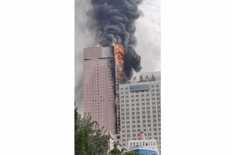 Ein Großbrand in einem 42-stöckigen Wolkenkratzer hat am Freitag die Feuerwehr in der chinesischen Millionenmetropole Changsha in Atem gehalten. Der Brand sei gelöscht worden, Opfer gab es keine. AP