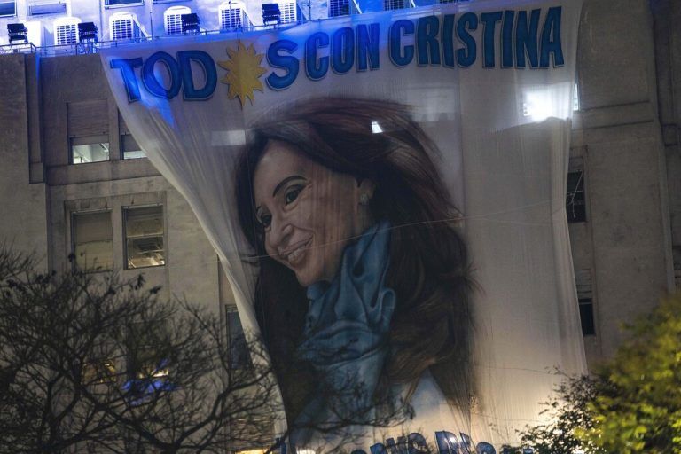 Ein Plakat von Cristina Kirchner hängt an einem Regierungsgebäude. AP