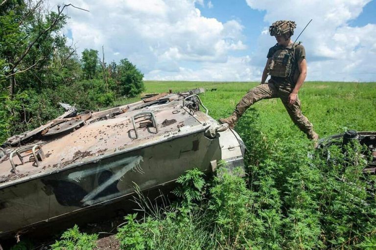 Ein ukrainischer Soldat steht auf einem verlassenen russischen Panzer. Die Ukraine konnte zuletzt große Gebiete zurückgewinnen. AFP