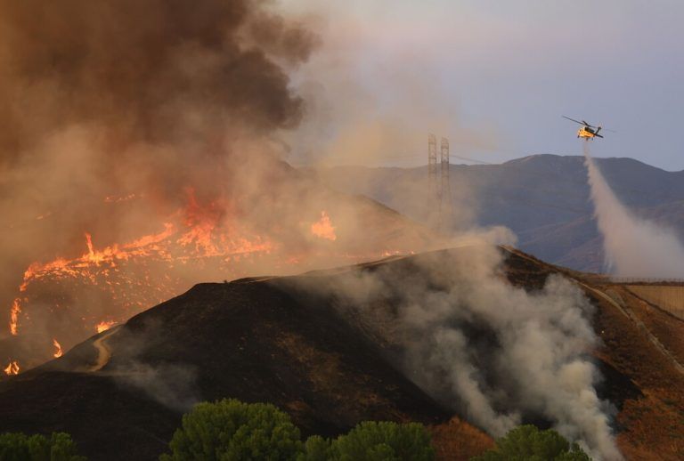 Ein Waldbrand wütet in Kalifornien: Die Feuerwehr kämpft bei Castaic gegen die Flammen. AFP
