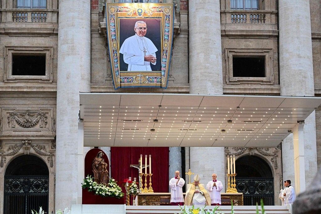 Papst Franziskus spricht in Rom Johannes Paul I. selig