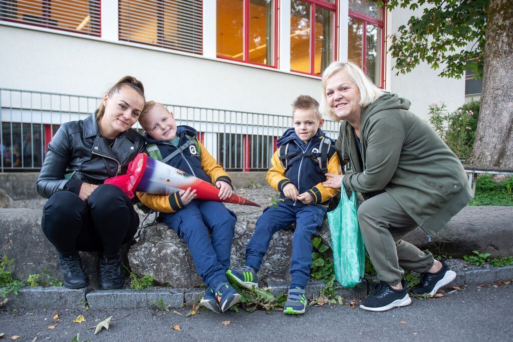Sicher ist sicher. Erstklässler Sejad kam mit Mama, Oma und Bruder zur Schule. »A4