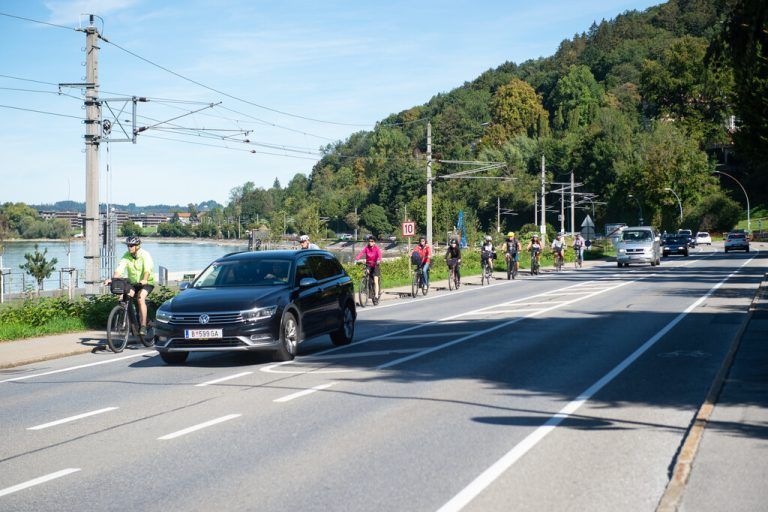 Die gesperrte Pipeline treibt Radfahrer auf die L190. Irritationen um Zugticket. »A7