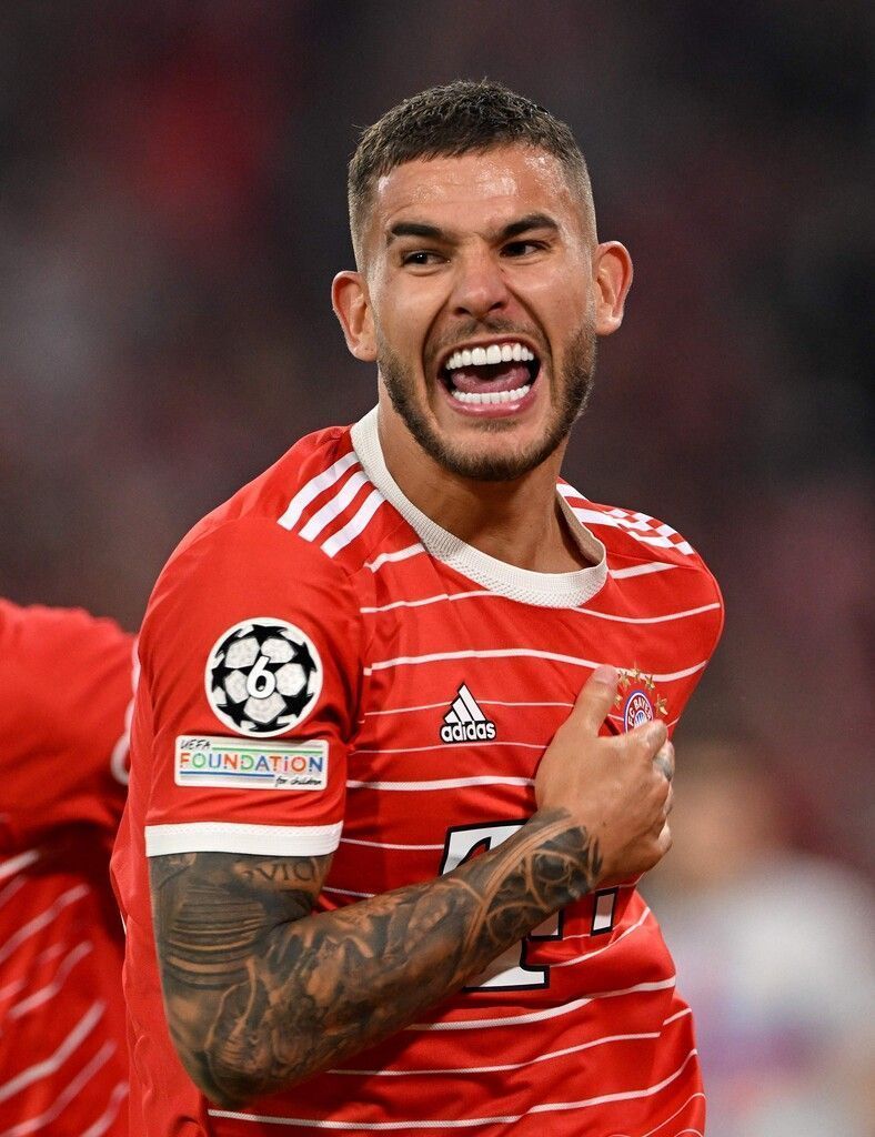 Die Bayern bejubeln einen 2:0-Sieg gegen Barcelona. »C3