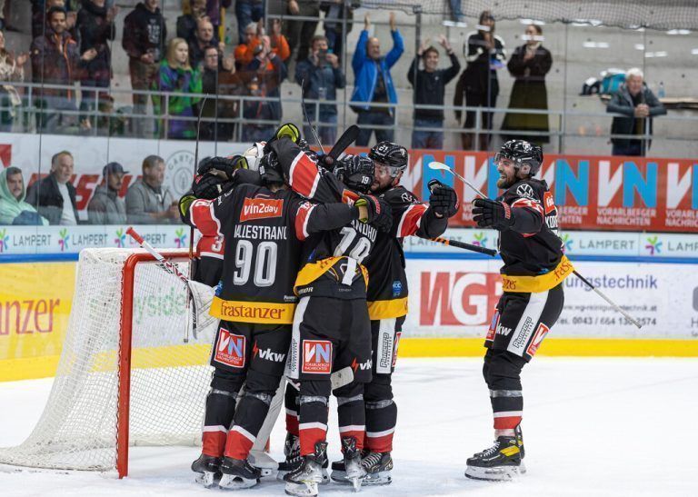 Jubel bei den Pioneers über den Sieg gegen den KAC. »C5