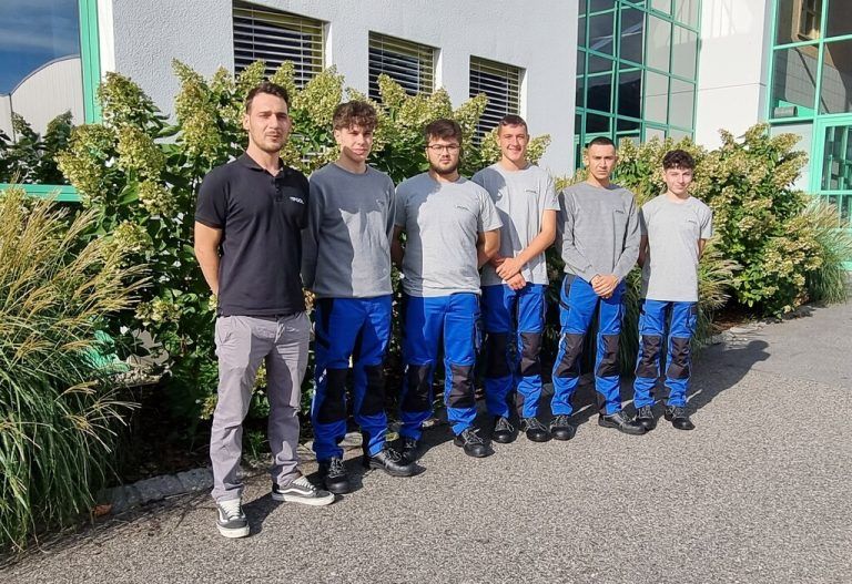 Fliesenpool Die Lehrlinge Berke, Muhammed, Andras, Marco und Yaman werden als Platten- und Fliesenleger ausgebildet. fp