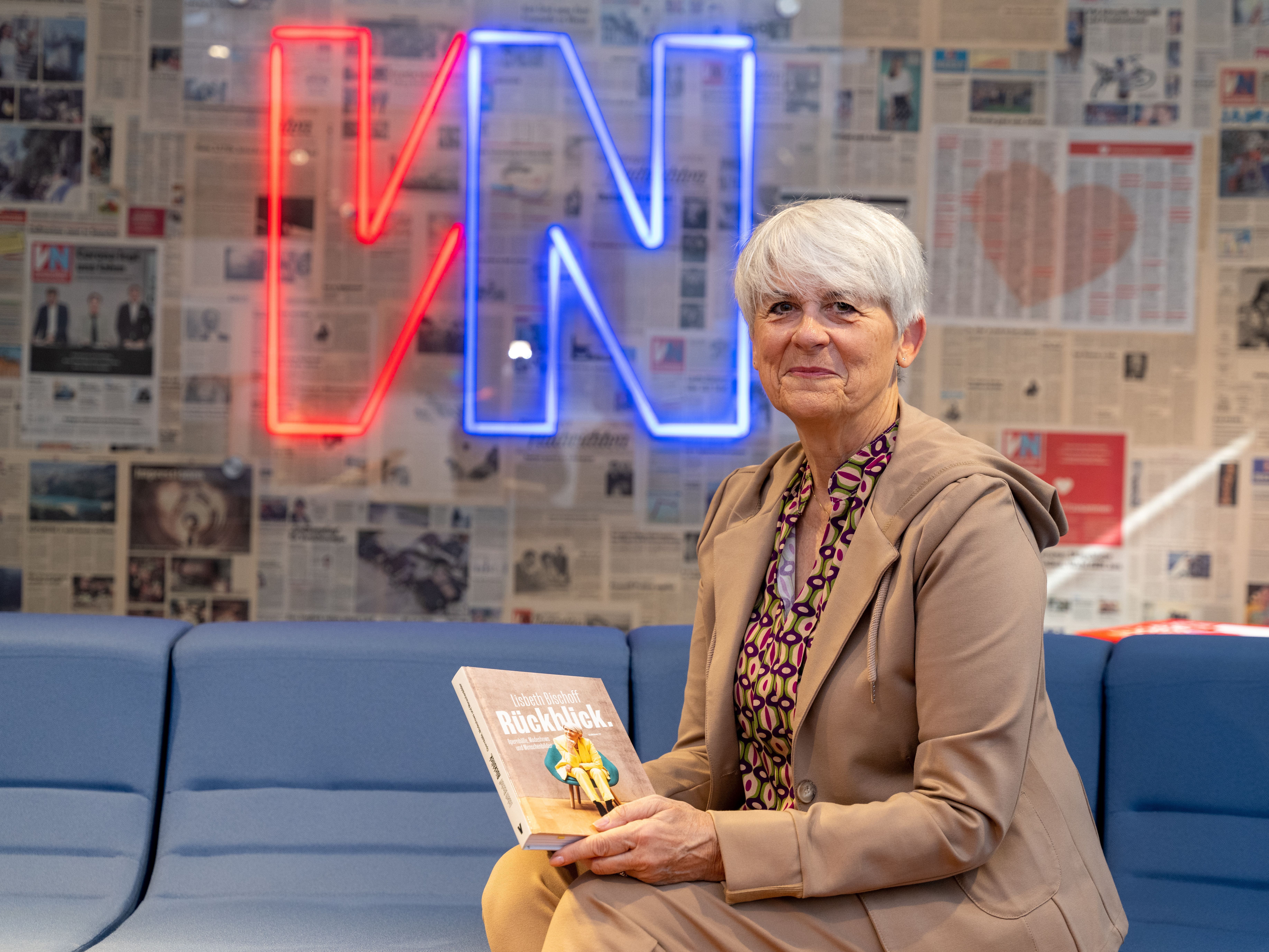 Lisbeth Bischoff präsentiert ihr Buch "Rückblick" zum 50-jährigen Berufsjubiläum