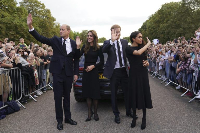 Für das eigentliche Bild des Tages sorgten am Samstag die Queen-Enkel William und Harry, die sich mir ihren Frauen Kate und Meghan in Windsor zeigten. AP, Reuters, AFP