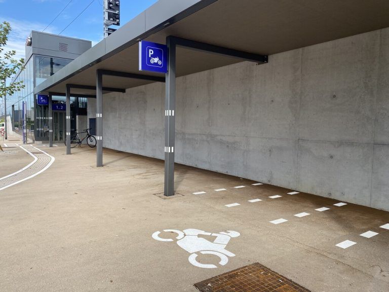 Für Mopeds und Motorräder gibt es einen eigenen Parkplatz.