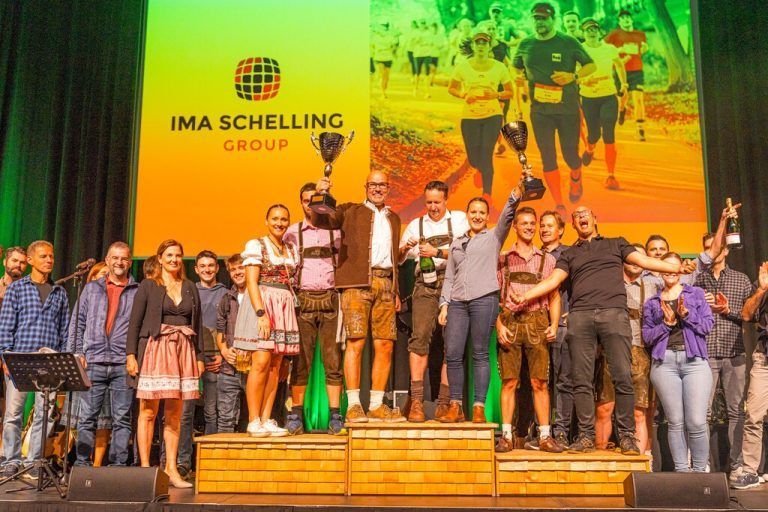Gedränge auf dem Stockerl - nach der sportlichen Herausforderung wurden die besten Leistungen (einzeln und in Gruppe) gefeiert.