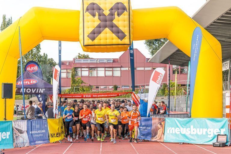 Gedränge beim Start des Business Runs - die rund 3000 Teilnehmenden waren hoch motiviert. Bilder W3/Stefan Mayr