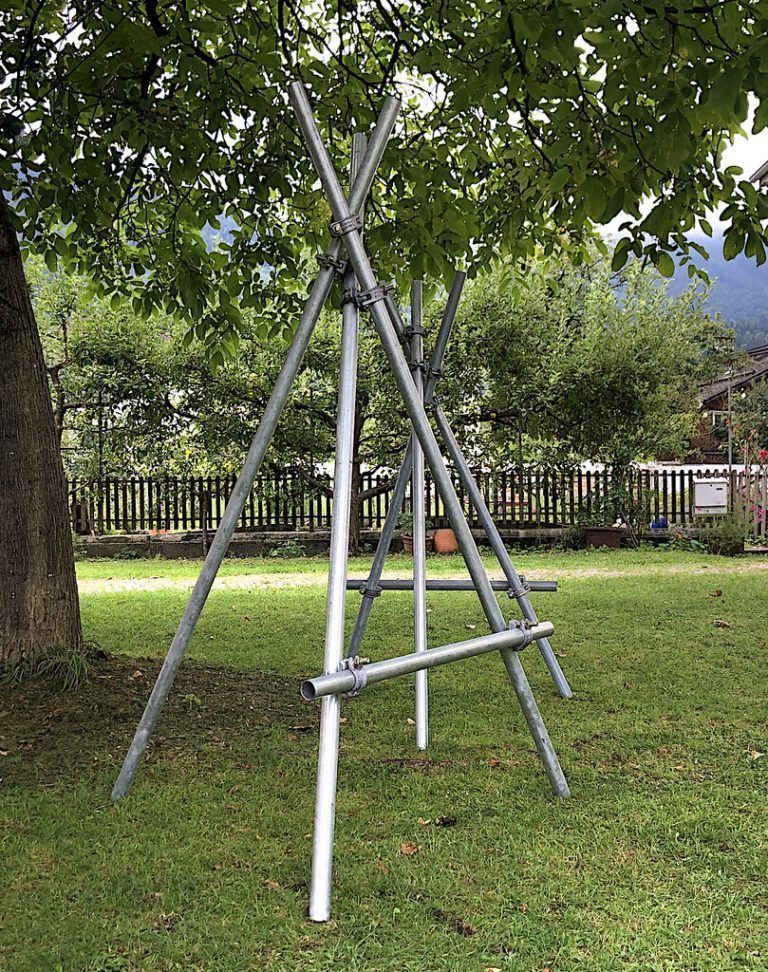 Gerold Tagwerkers „Urban seating #2“ (aka „roadside chair für LBB“) – Stahlrohr verzinkt, Gerüstkupplung verschraubt.Artenne Nenzing