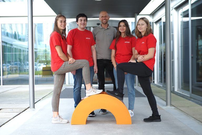 Getzner Werkstoffe Vier Jugendliche haben ihre Ausbildung in Bürs begonnen. Insgesamt beschäftigt das Unternehmen 14 Lehrlinge in den Bereichen Elektrotechnik, Labortechnik, Metalltechnik, Prozesstechnik, IT-Technik sowie als Industriekaufmann/frau. Lehrlingsverantwortlicher ist Arne Rhomberg. getzner