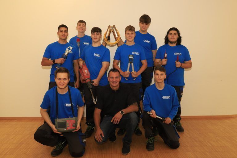 Graf/EGD In diesem Jahr haben neun Jugendliche ihre Lehre bei den Firmen Elmar Graf und EGD Installations GmbH im Bereich Elektroinstallationstechnik begonnen. graf