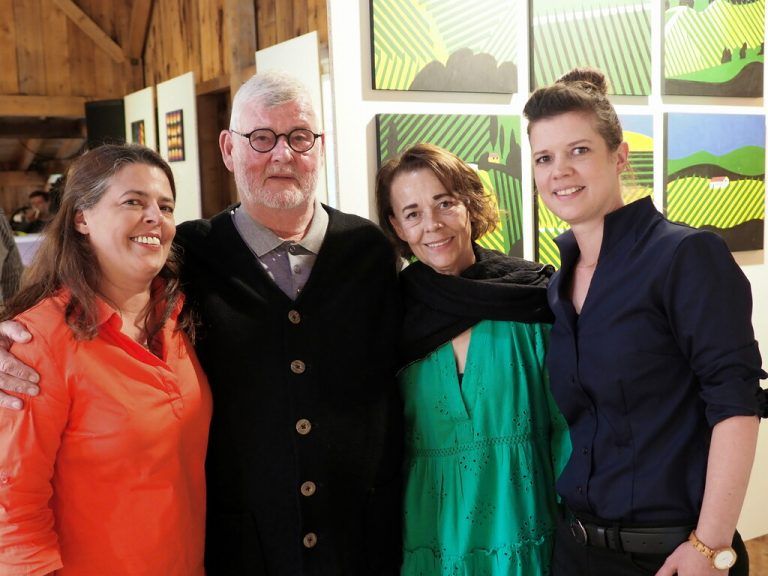 Grafiker Gerold Ölz mit Ilse sowie den Töchtern Gabriele und Valeria bei seiner ersten Kunstausstellung. sie