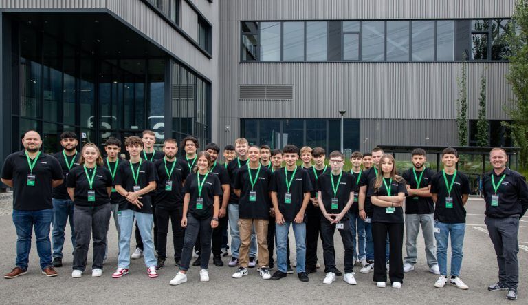Grass 29 Lehrlinge begannen ihre Ausbildung in Vorarlberg, Salzburg und Reinheim (D). Insgesamt werden 77 Lehrlinge in zwölf Lehrberufen ausgebildet. grass