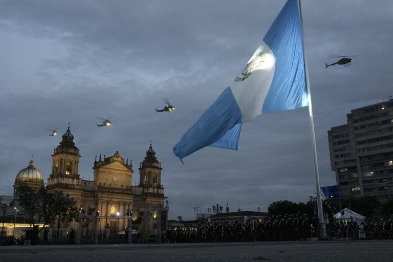 Guatemala feiert 201-jährige Unabhängigkeit von Spanien. In Guatemala-Stadt kreisten die Luftwaffenhubschrauber. AP