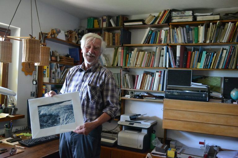 Günther Groß in seinem Arbeitszimmer, das ihm auch als Archiv dient.