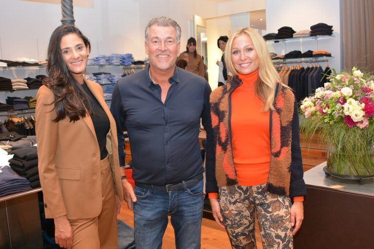 Günther Plaickner mit den Models Ingrid Freitas und Larissa Grünwied.