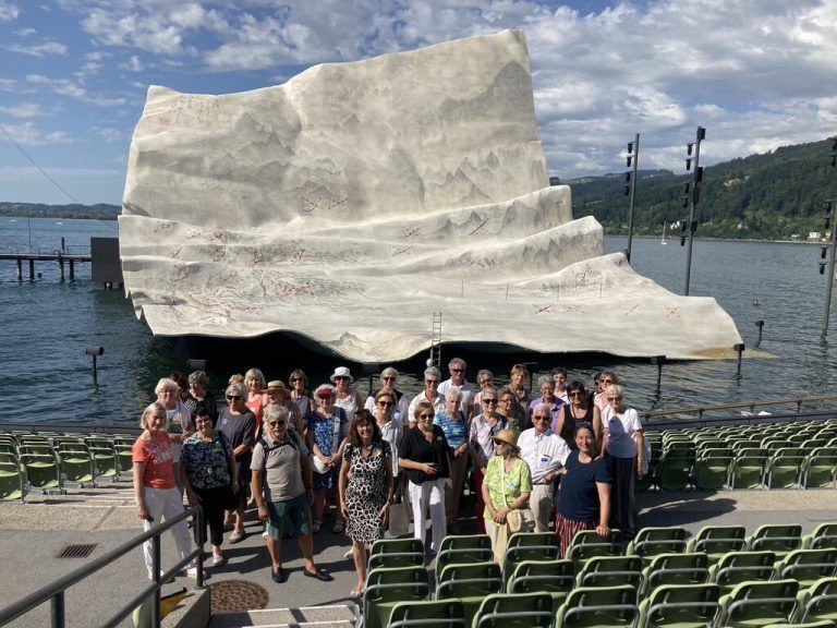 GUTA-Teilnehmerinnen und Teilnehmer vor der Festspielbühne.GUTA Bregenz
