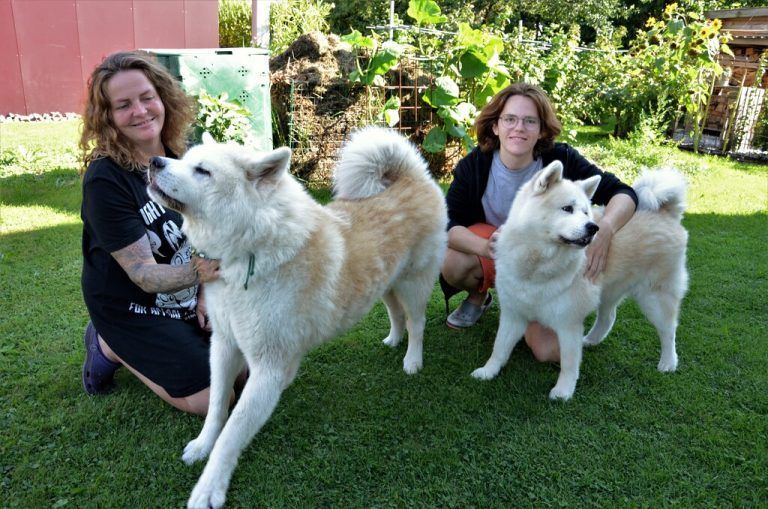 Helga Moos und Sohn Nico mit den eigenen Hunden Genshu und Kira.