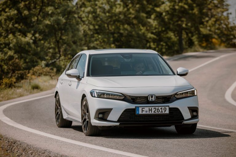 Honda Civic: Er hat im Laufe seiner Karriere eine Reihe von Metamorphosen gezeitigt. In seiner elften Generation ist er optisch reduzierter. Antriebstechnisch ebenso: Er ist hierzulande ausschließlich als Vollhybrid mit 184 PS Systemleistung zu haben. Der Preis: ab 32.790 Euro.