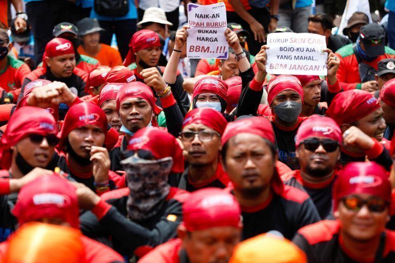 Hunderte Arbeiter und Studenten protestierten in Jakarta, Indonesien, gegen eine Erhöhung der Treibstoffpreise. Reuters