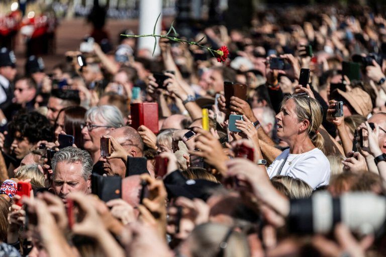 Hunderttausende Menschen säumten die Straßen, um der verstorbenen Monarchin die letzte Ehre zu erweisen. reuters