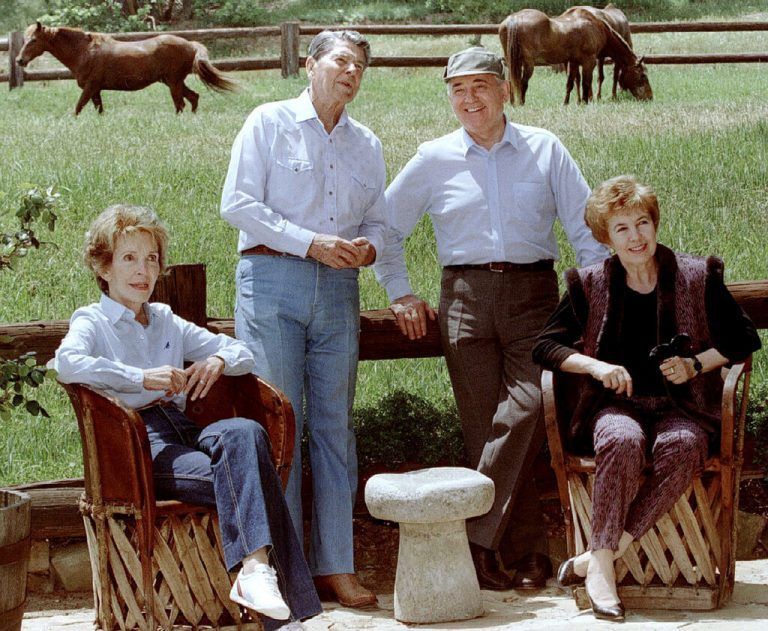 Im Mai 1992 besuchten Michail Gorbatschow und seine Frau Raisa den ehemaligen US-Präsidenten Ronald Reagan und seine Frau Nancy auf deren Ranch in Kalifornien. RTS