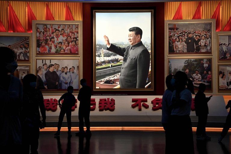 Im Museum der Kommunistischen Partei Chinas in Peking betrachten Menschen Bilder von Staatschef Xi Jinping. AFP